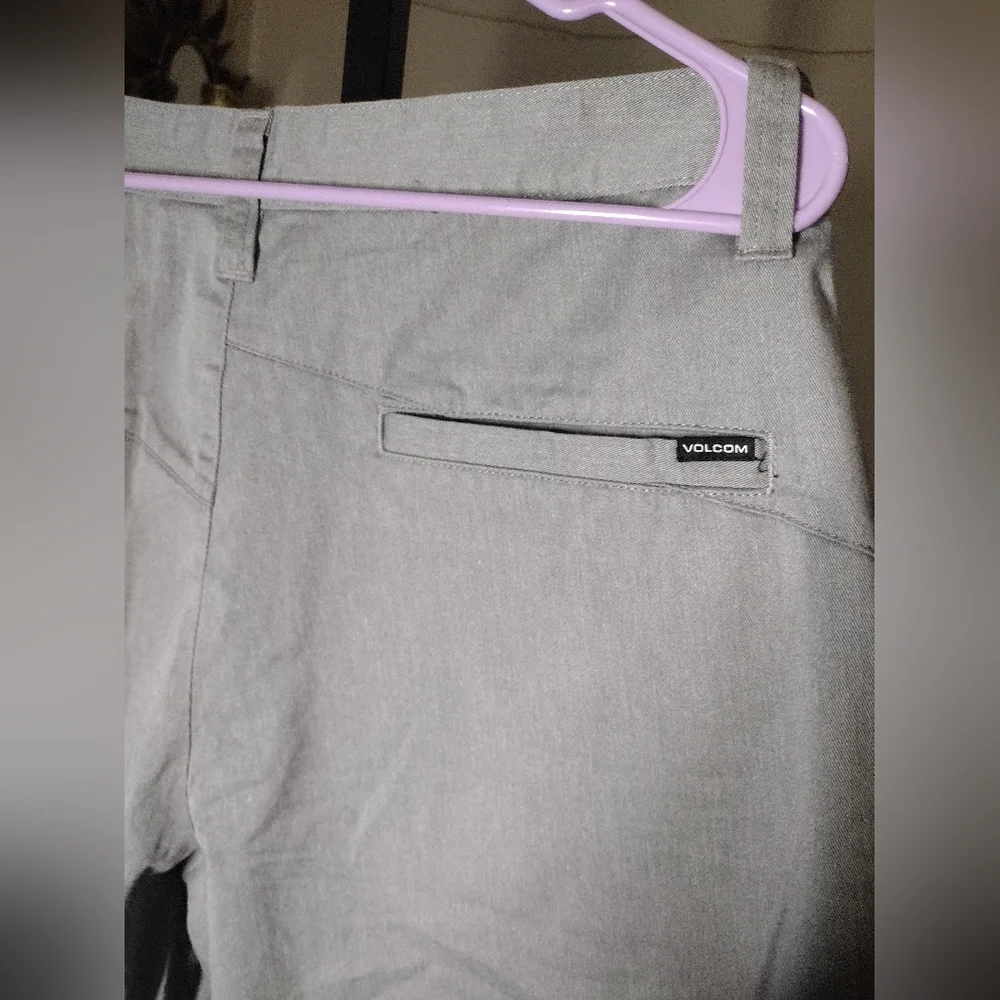 Volcom Men's Light Gray Flat Front Shorts Size 33 - Picture 3 of 3
